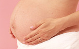 女性の出産後の抜け毛「分娩後脱毛症」の症状と対策